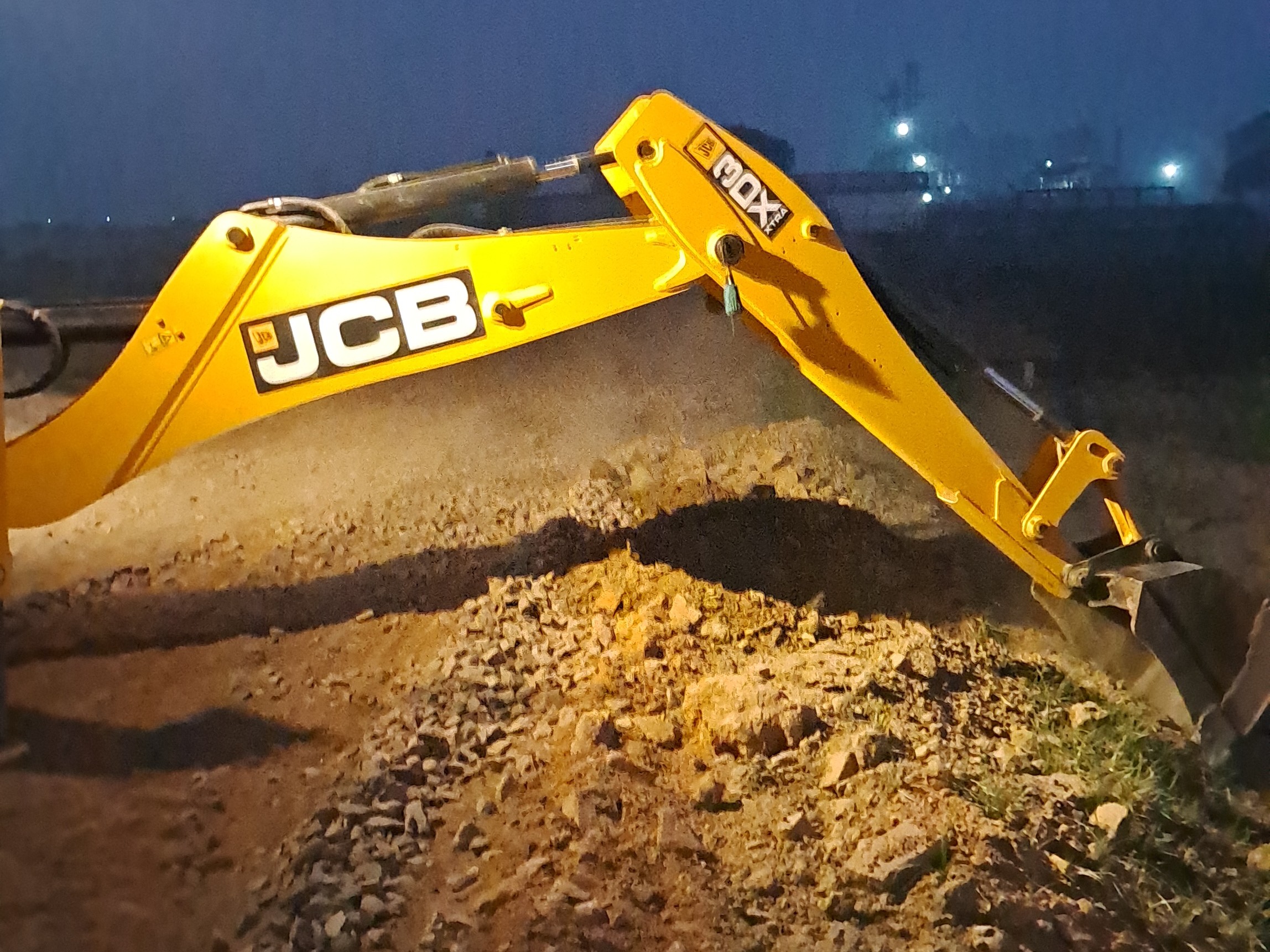 घरौंडा में अवैध कॉलोनी पर चलता प्रशासन का बुलडोजर।