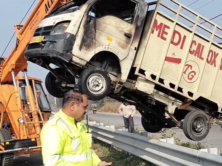 घरौंडा में ऑक्सीजन सिलेंडरों से भरे पिकअप में आग:  ड्राइवर-हेल्पर ने उतारे सिलेंडर, बोले-मदद के बजाय लोग VIDEO बनाते रहे – Gharaunda News