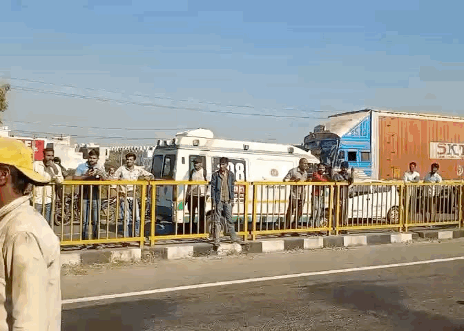 हादसे के बाद हाईवे पर लोगों की भीड़ इकट्ठा हो गई।