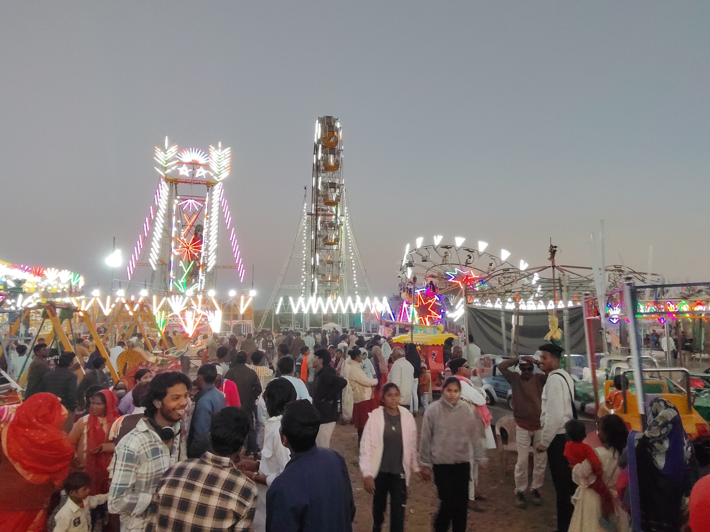 रामलीला के साथ मेले में लोगों की भारी भीड़ देखी गई।