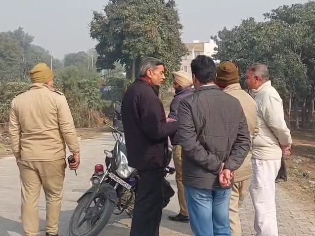 हादसे के बाद पहुंची पुलिस और आसपास के लोग।