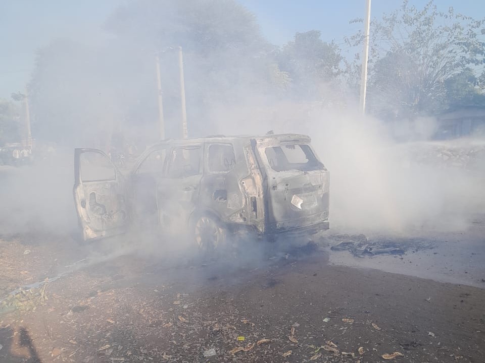 दमकल की मदद से करीब एक घंटे में आग पर काबू पाया।