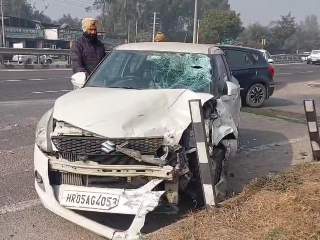 करनाल में नेशनल हाईवे पर हादसे के बाद क्षतिग्रस्त कार।