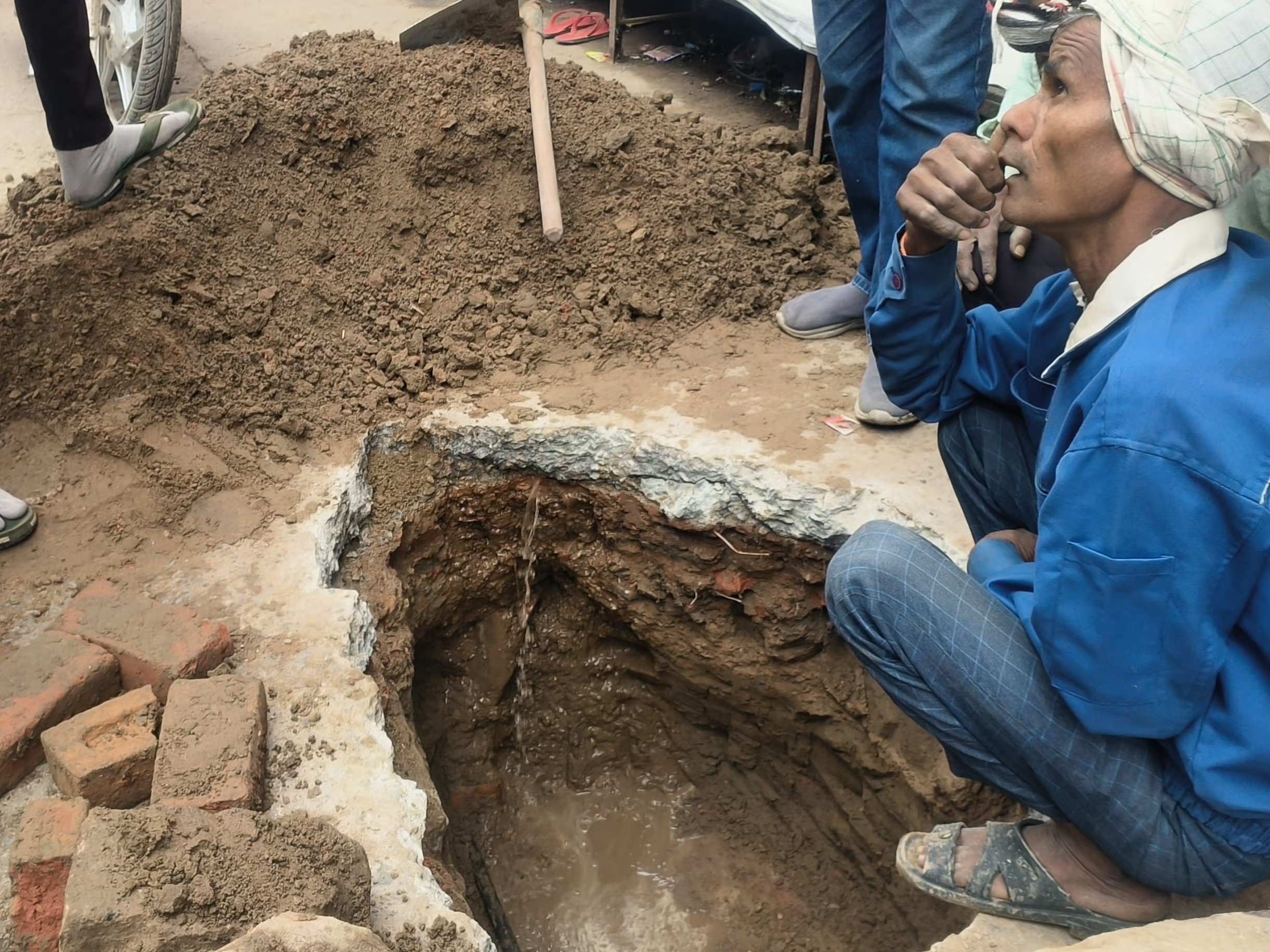 गोविंदगढ़ में जगह-जगह सीवरेज लाइन लीकेज होने से सप्लाई बाधित हो रही है।