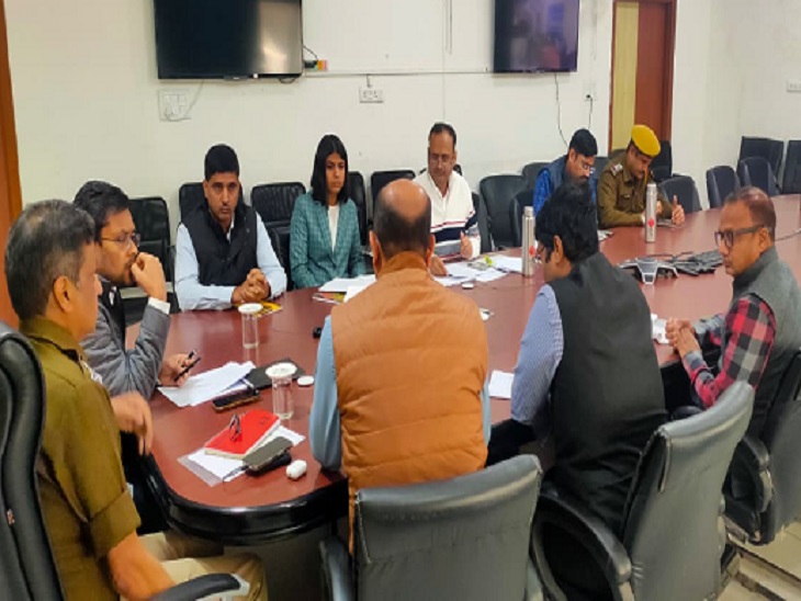 उदयपुर में कलेक्टर-एसपी मीटिंग लेते हुए।