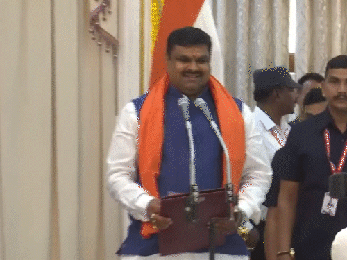 दुर्ग विधायक गजेंद्र यादव, आरंग विधायक गुरु खुशवंत साहेब और अंबिकापुर विधायक राजेश अग्रवाल ने मंत्री पद की शपथ ली।