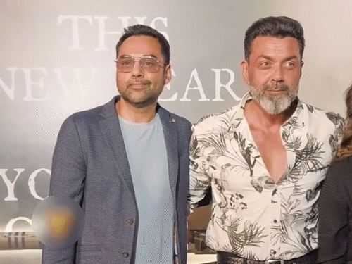 बॉबी कजन अभय देओल, पत्नी तान्या और बेटे के साथ पोज देते।