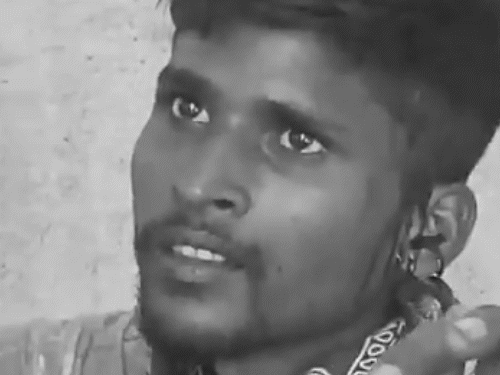 इस तस्वीर में दो आरोपी सूरज पर धारदार हथियार से हमला करते नजर आए।