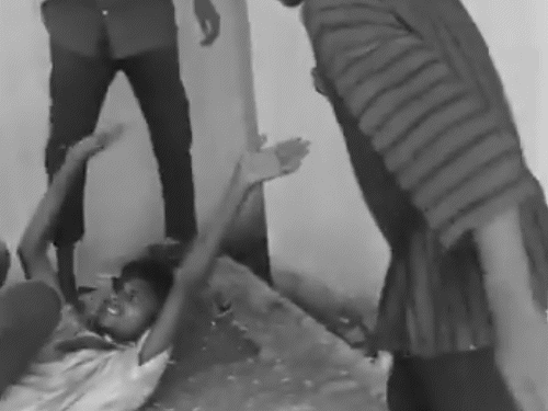 इस तस्वीर में सूरज आरोपियों को रोकता दिख रहा है। लेकिन वो नहीं रुकते।