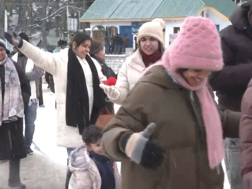 जम्मू-कश्मीर: गुलमर्ग में पर्यटक बर्फबारी का आनंद ले रहे।