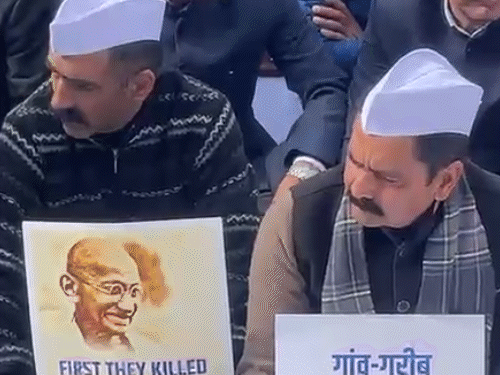 हिमाचल कैबिनेट रिज पर मनरेगा खत्म करने के विरोध में धरने पर।