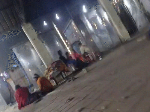 नई चौपाटी इलाके में भास्कर के कैमरे में गांजा बेचते कैद हुई महिला।