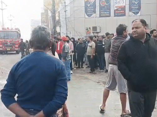 फायर ब्रिगेड की 14 गाड़ी पहुंची थी।