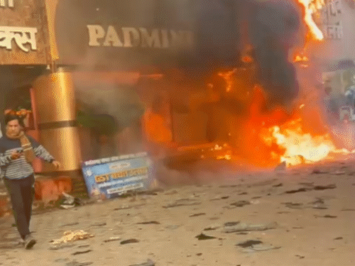 सुबह 6 बजे लगी आग 5 घंटे बाद बुझी।