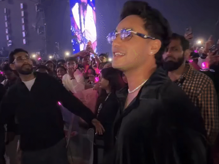 कॉन्सर्ट के दौरान अभिषेक शर्मा एपी ढिल्लों के गानों पर गुनगुनाते और नाचते हुए नजर आए।