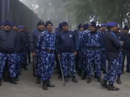 सुप्रीम कोर्ट के बाहर सुरक्षा बढ़ा दी गई है। RAF के जवान तैनात किए गए हैं।