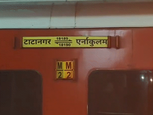 आग की खबर मिलते ही फायर ब्रिगेड के कर्मचारी येलमंचिली रेलवे स्टेशन पहुंचे और आग पर काबू पाया। - Dainik Bhaskar