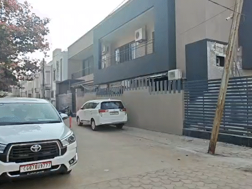 ये महासमुंद के जसबीर बग्गा का मकान है। यहां ED की छापेमारी जारी है।