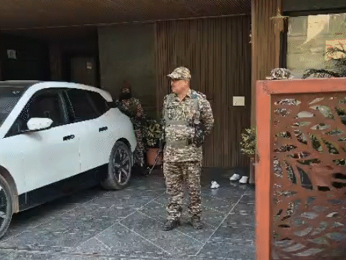 लॉ विस्टा‌ में हरमीत‌ खनूजा के घर कार्रवाई जारी है। बाहर सुरक्षाबल तैनात हैं।