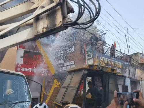 आग पर काबू पा लिया गया है। लेकिन धुआं अभी भी निकल रहा।