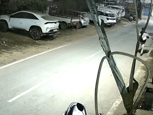 बैग में भरे 20 लाख रुपए लेकर भागते हुए आरोपी CCTV कैमरे में कैद।