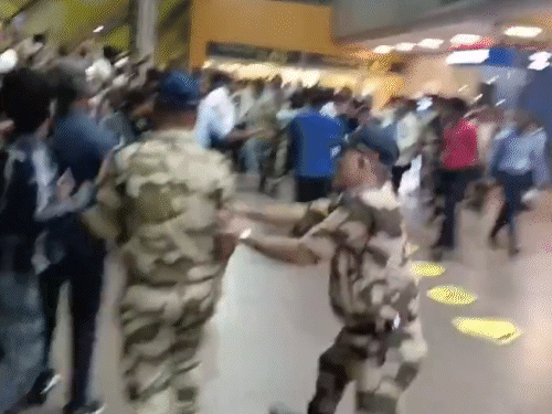 चेन्नई एयरपोर्ट पर पहुंचने पर एक्टर विजय को देखने के लिए फैंस की भीड़ जमा हो गई।