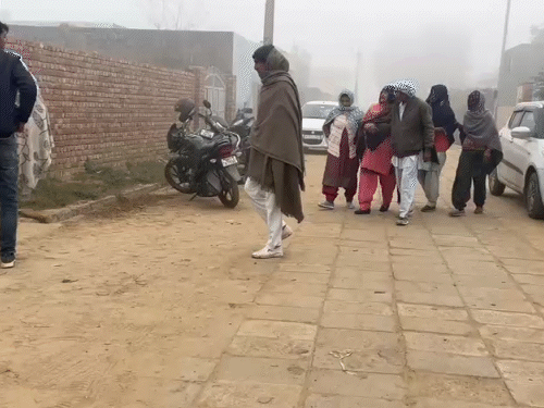 मृतकों के परिजन विलाप करते हुए घर पहुंचे।