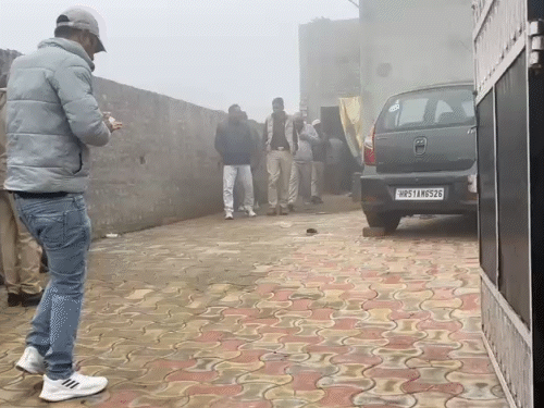 पुलिस अधिकारियों ने मौके पर पहुंचकर स्थिति का जायजा लिया और जांच शुरू की।