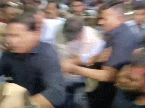 फैंस की भीड़ की वजह से एक्टर को सुरक्षाकर्मियों ने घेर लिया।