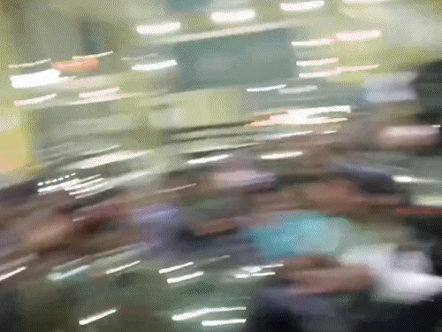 कार की तरफ बढ़ते हुए विजय फिसल गए। उन्हें तुरंत सुरक्षाकर्मियों ने उठा लिया।