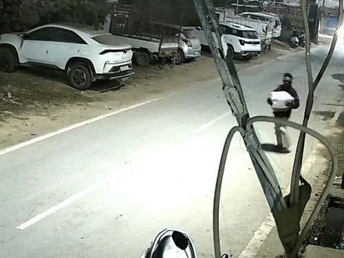 अंबिकापुर में एक आरोपी व्यापारी पर डंडे से हमला कर कैश से भरे बैग को लेकर भाग गया। CCTV कैमरे में कैद हुआ है। - Dainik Bhaskar