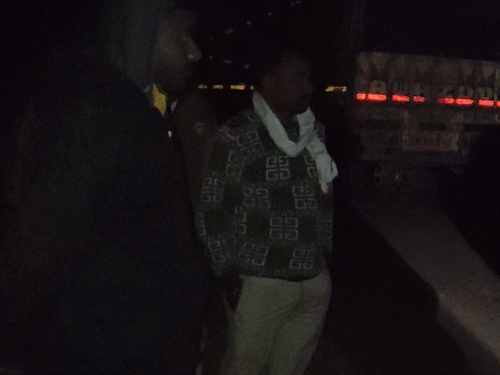 वन कर्मी और ग्रामीण अलग-अलग टीम बनाकर खड़े रहते है।