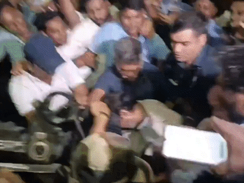 एक्टर विजय थलापति को चेन्नई एयरपोर्ट पर फैंस ने घेर लिया। अफरातफरी में एक्टर फिसल गए इसके बाद उन्हें कार में बिठाया गया। - Dainik Bhaskar