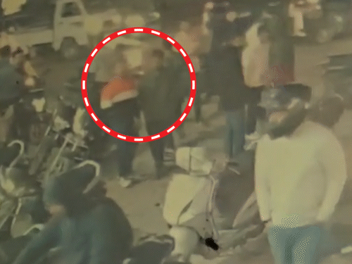 ठेके के बाहर ऐंजल चकमा अपने भाई माइकल चकमा के साथ।