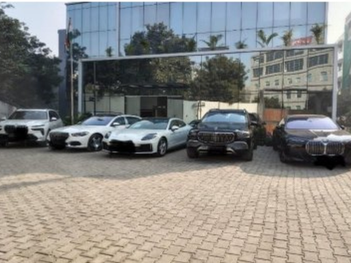 ED द्वारा जब्त की गई इंद्रजीत यादव की लग्जरी गाड़ियां।