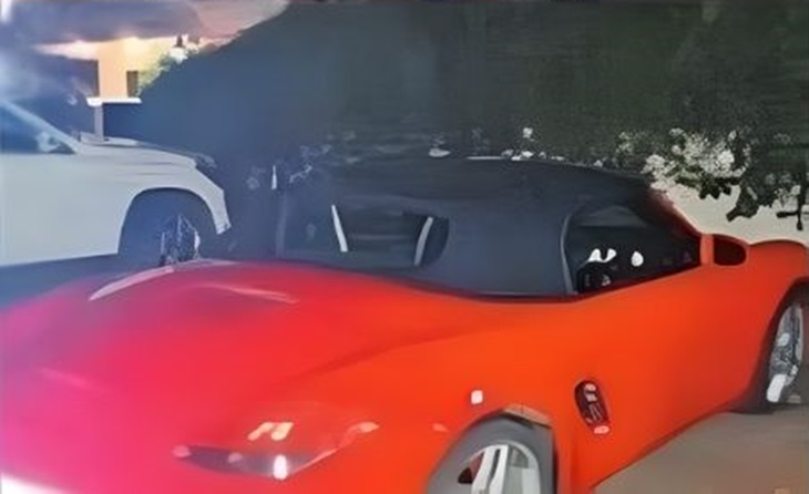 ED की कार्रवाई के दौरान रामलाल की कोठी से मिली लग्जरी कार।