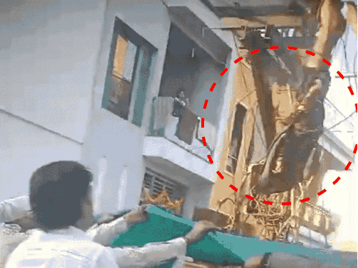 बिजली के पोल से पतंग उतारते समय यह हादसा हो गया।