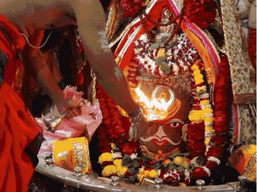 उज्जैन में भगवान महाकाल के दरबार में लाखों श्रद्धालु पहुंच रहे हैं।