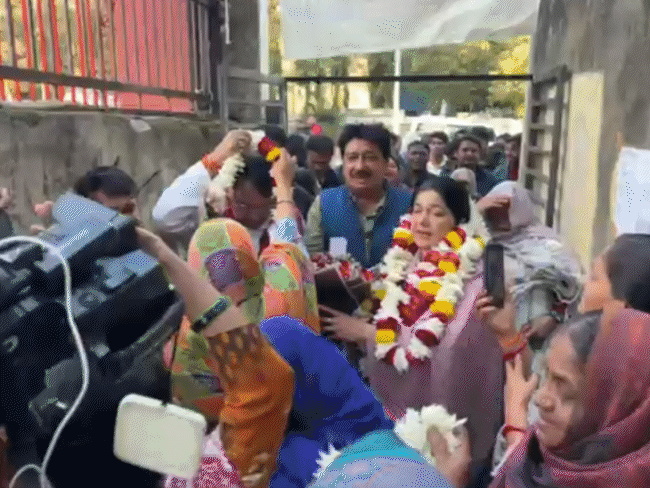 हाईकोर्ट से स्थगन आने के बाद खुशी से झूमते रहवासी।