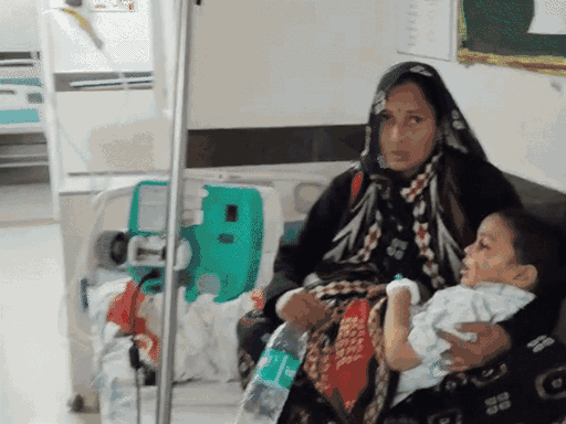 बच्चे को गंभीर हालत में अस्पताल लाया गया। चेहरे पर टांके लगाने पड़े।