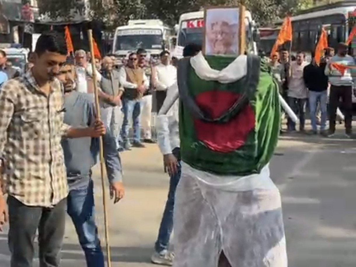 बस स्टैंड पर कार्यकर्ताओं ने बांग्लादेश सरकार का पुतला दहन किया।
