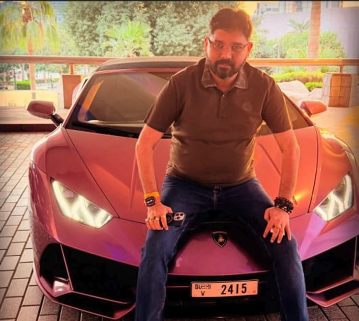 राव इंद्रजीत यादव लग्जरी गाड़ियों के शौकीन हैं। अपनी सोशल मीडिया अकांउट पर महंगी गाड़ियों के साथ कई फोटो और वीडियो अपलोड कर रखे हैं।