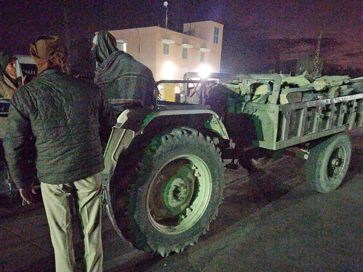 अवैध पत्थरों से भरा ट्रैक्टर-ट्रॉली जब्त किया।