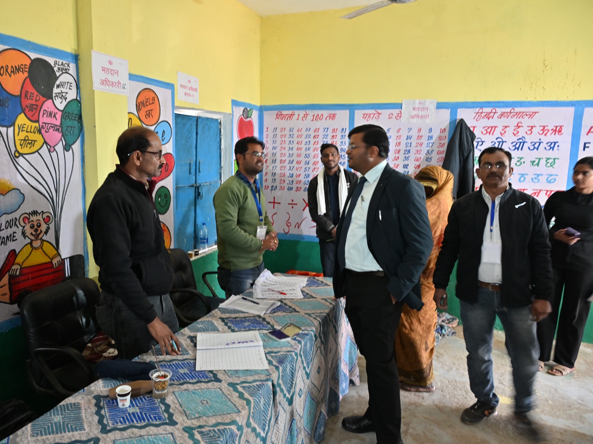 कलेक्टर ने मतदान केंद्रों पर पहुंचकर निरीक्षण किया।