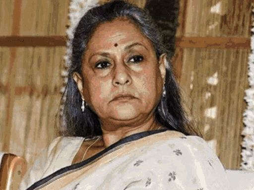 जया ने पैपराजी के पहनावे की आलोचना करते हुए उन्हें “गंदे पैंट पहनने वाले और हाथ में मोबाइल लेकर घूमने वाले लोग” कहा।