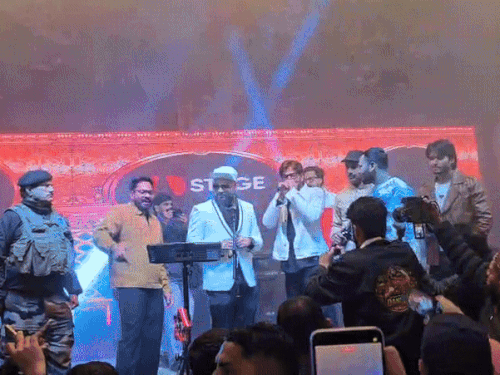 नीरज चोपड़ा और केडी ने स्टेज से 'भांग रगड़ कै पिया करूं मैं कुंडी सोटे आला सूं' गाना गाया।