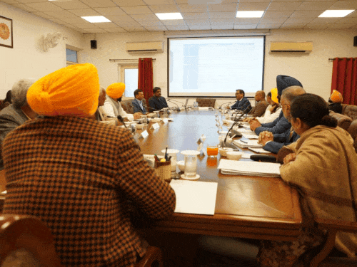 पंजाब सरकार की कैबिनेट मीटिंग में आज कई फैसले लिए गए। मीटिंग सीएम रिहायश पर संपन्न हुई है। - Dainik Bhaskar