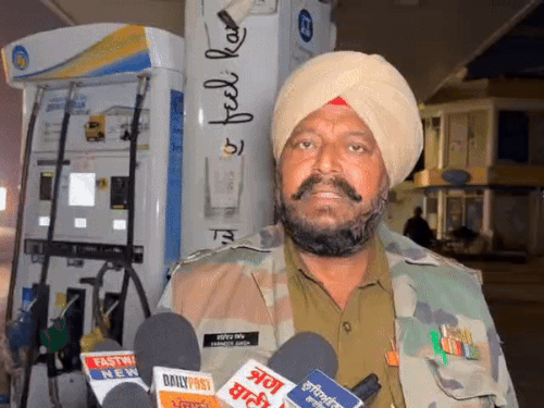 मामले की जानकारी देते अधिकारी।