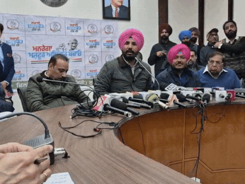 लुधियाना में सिद्धू दंपती के सवाल पर जवाब देते राजा वड़िंग।