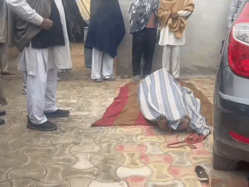 युवक ने पशुओं के बाड़े में जाकर फांसी लगाई थी। पुलिस ने उसका शव फंदे से उतारकर रखा।